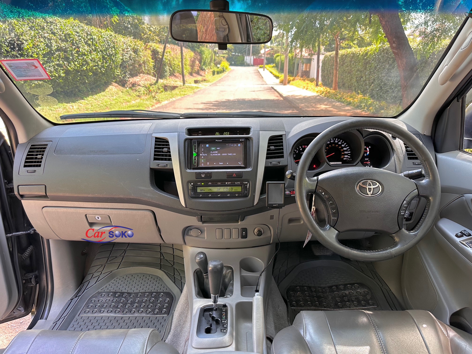 2011-toyota-Hilux-1137
