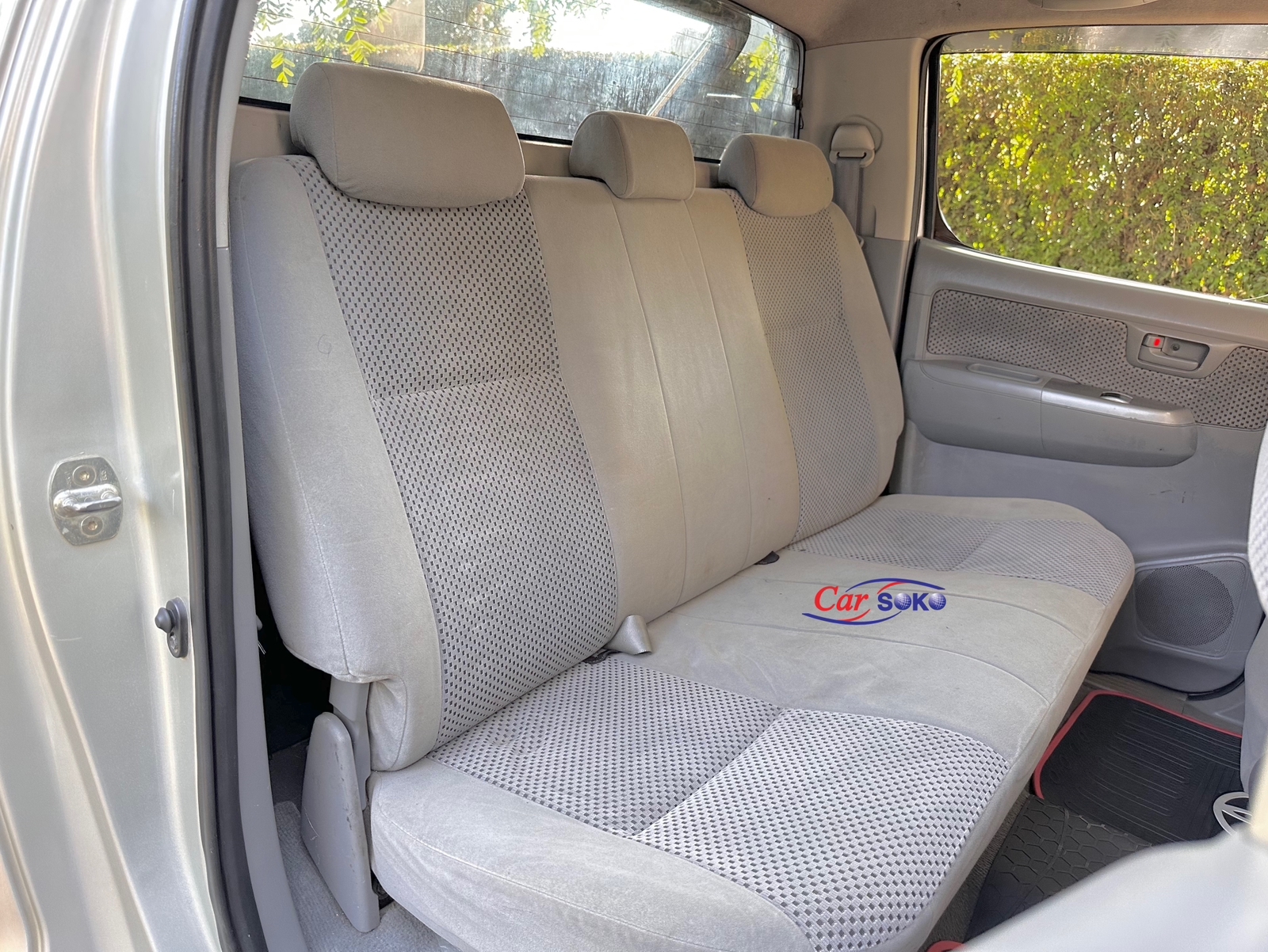 2010-toyota-Hilux-1154