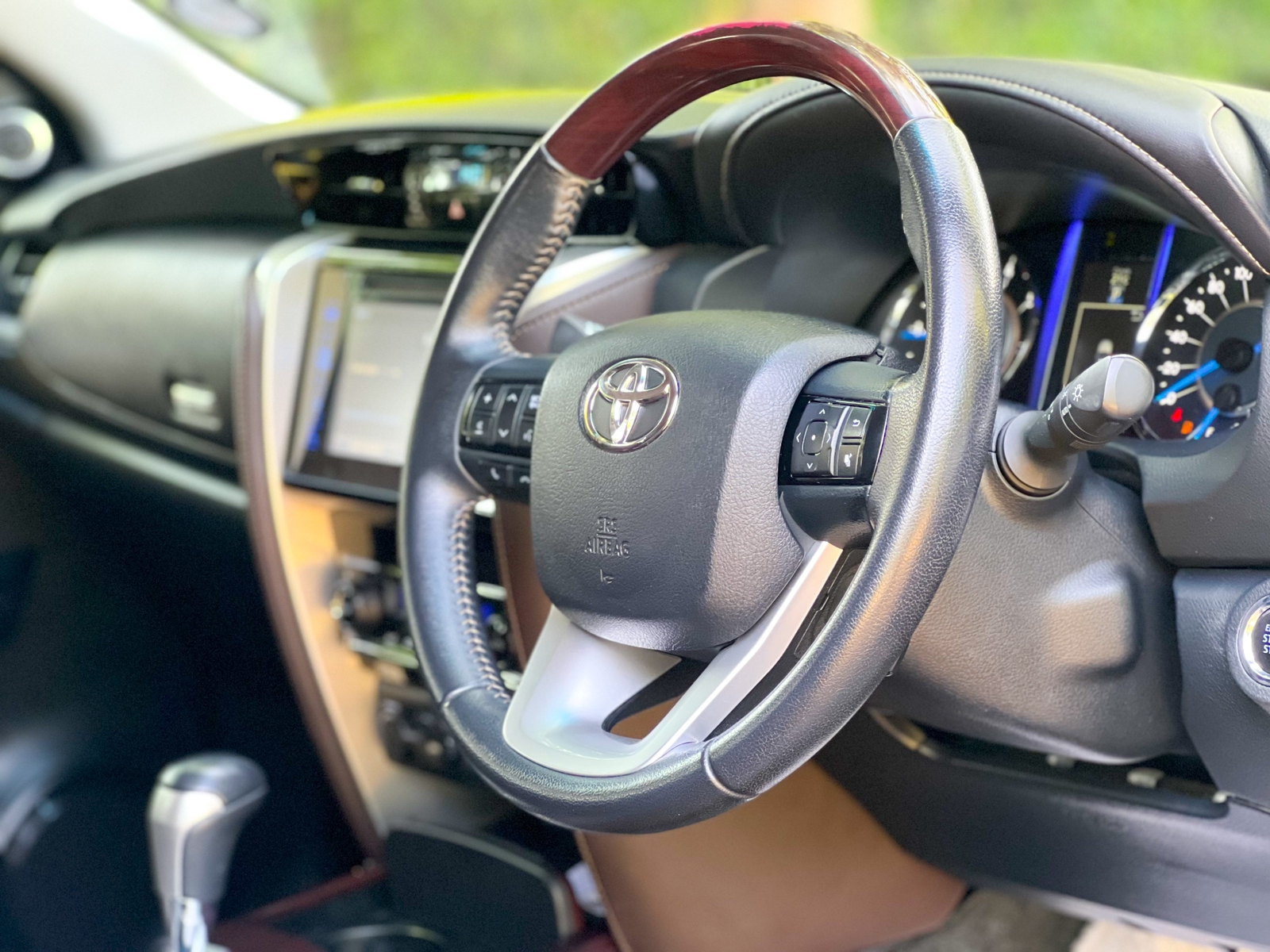 2016-toyota-Fortuner-1161
