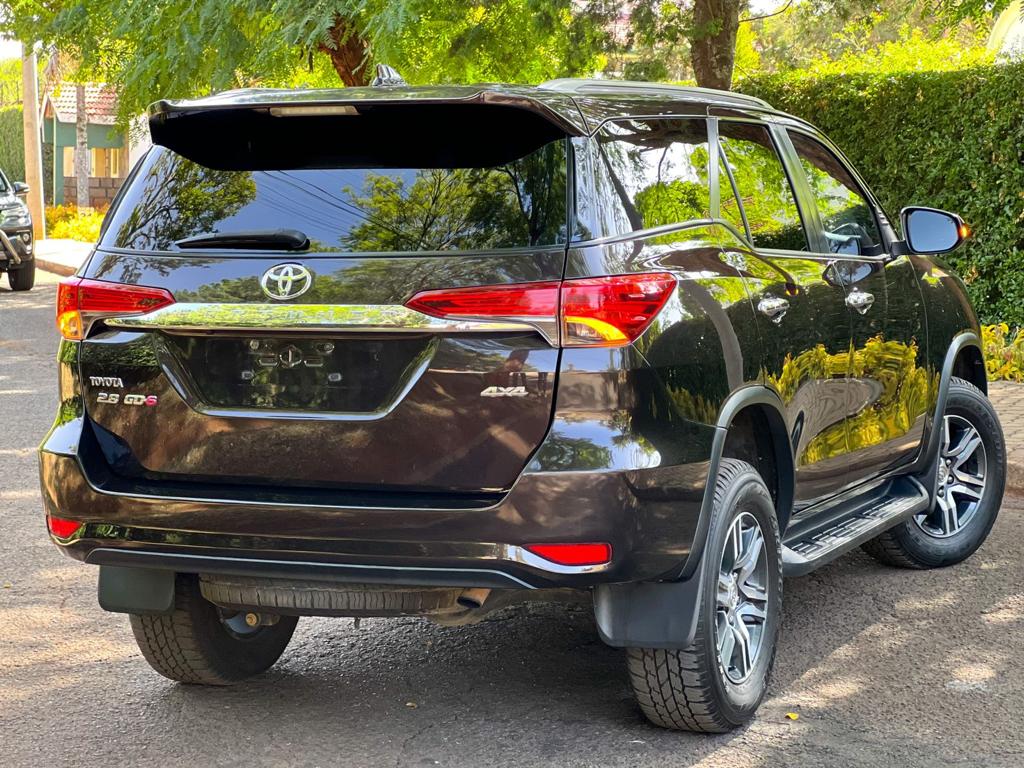 2016-toyota-Fortuner-1167
