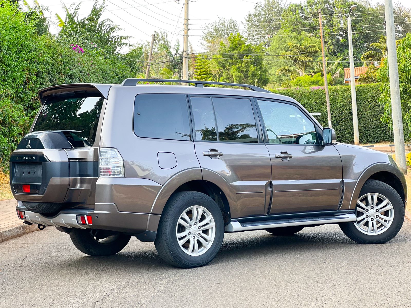 2016-mitsubishi-Shogun-1205