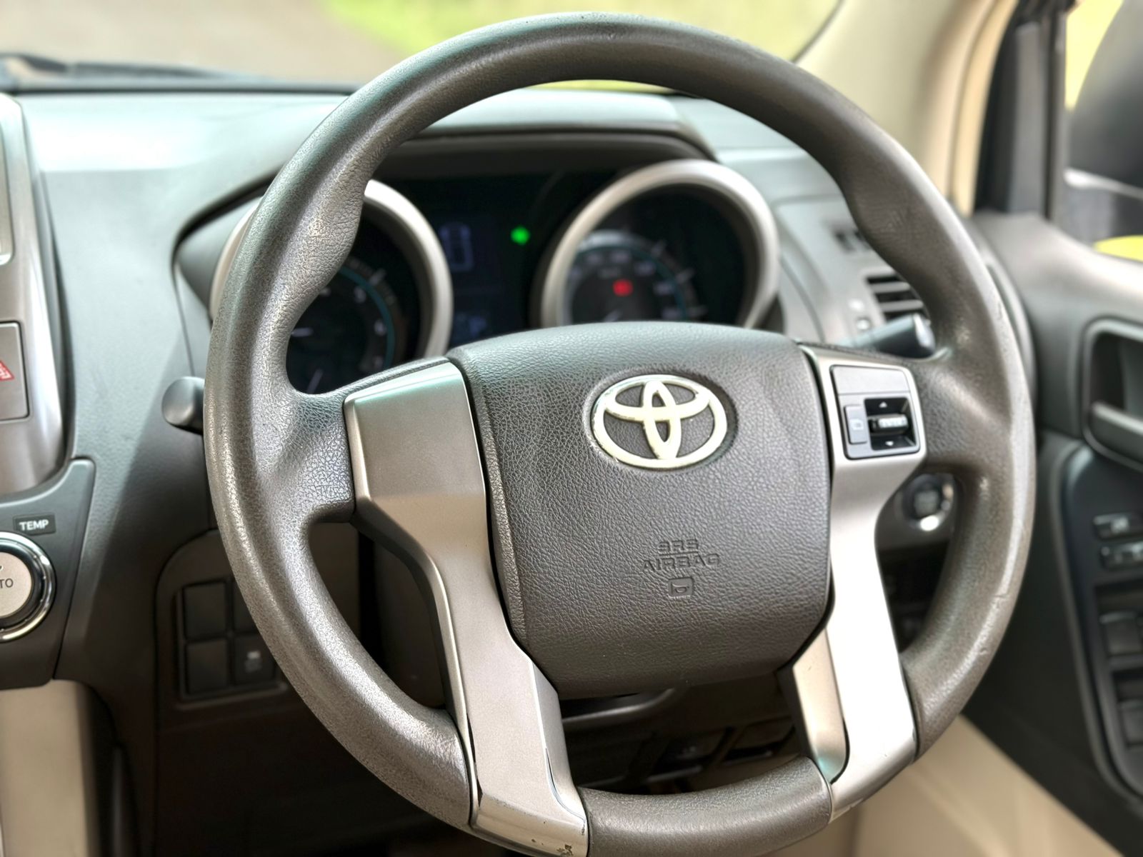 toyota-land-cruiser-vx-v8-sahara-2017-1885